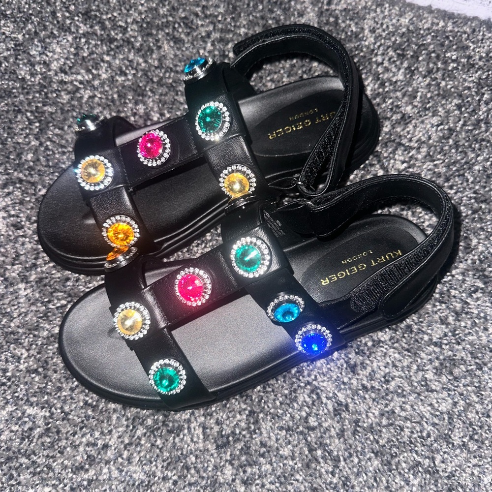 the Mini Orson Sandal from Kurt Geiger💚💜❤️🩵💙🧡💛